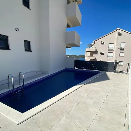アパート Luxus Apartment Mit Pool Und Meerblick トロギール